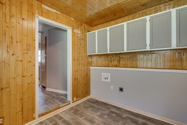 Building Photo - 545 Riverview Ave