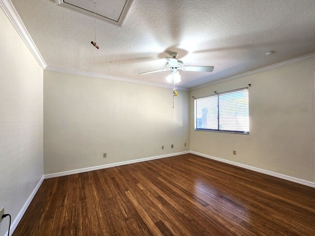 Building Photo - Single-Story Townhome with Garage/Driveway...