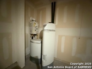 Building Photo - 9011 Little Hoss