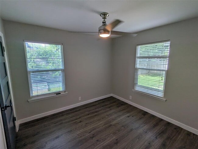 Building Photo - 5806 Glenhollow Path