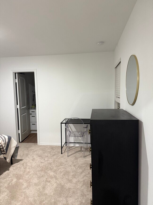 Building Photo - 1919 Wolford Wy