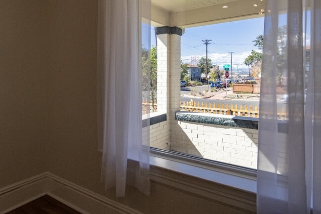 Building Photo - Stunning Remodeled Patio Home in Baker – 3...
