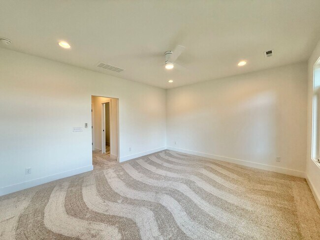 Building Photo - Luxurious New Construction 4BD, 4BA Downto...