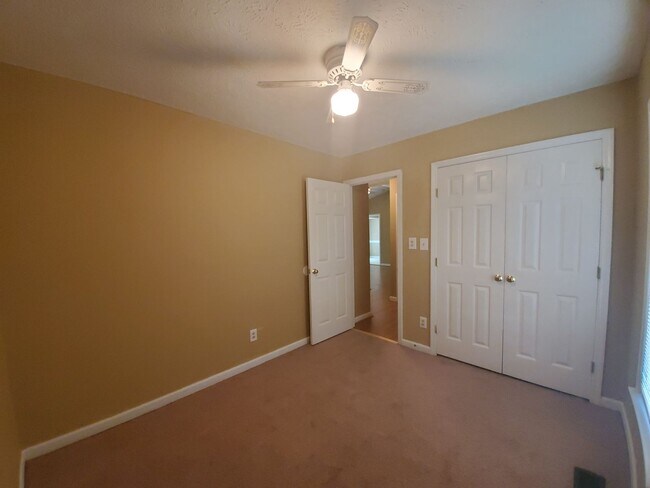 Building Photo - 5090 Summer Ridge Rd