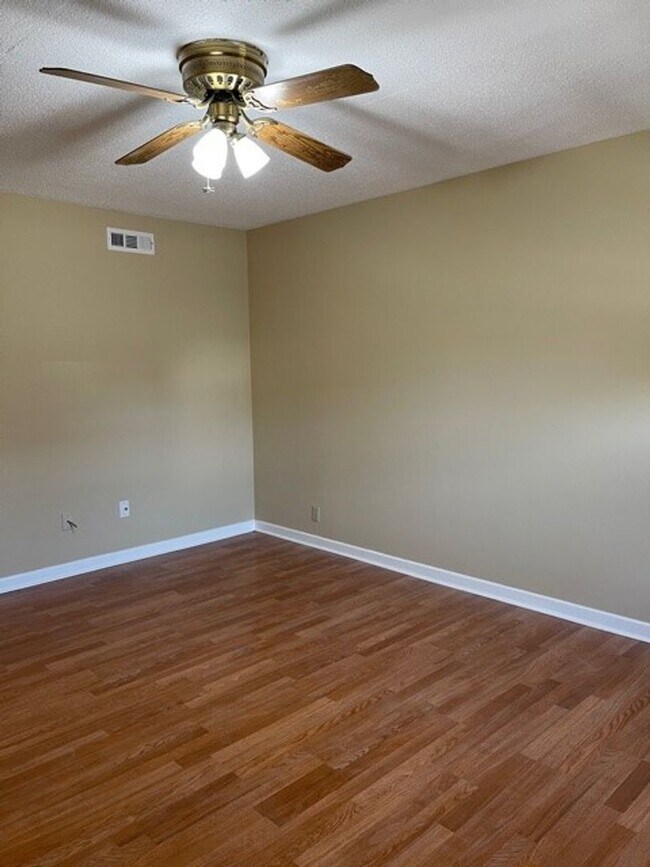 Building Photo - 518 Rhodwin Ave