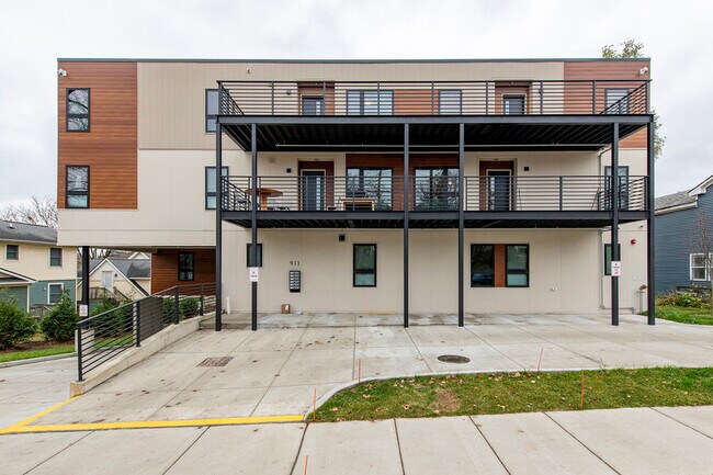 Building Photo - 911 S Main-911-202