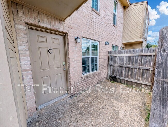 Building Photo - 1811 Woodsman Dr