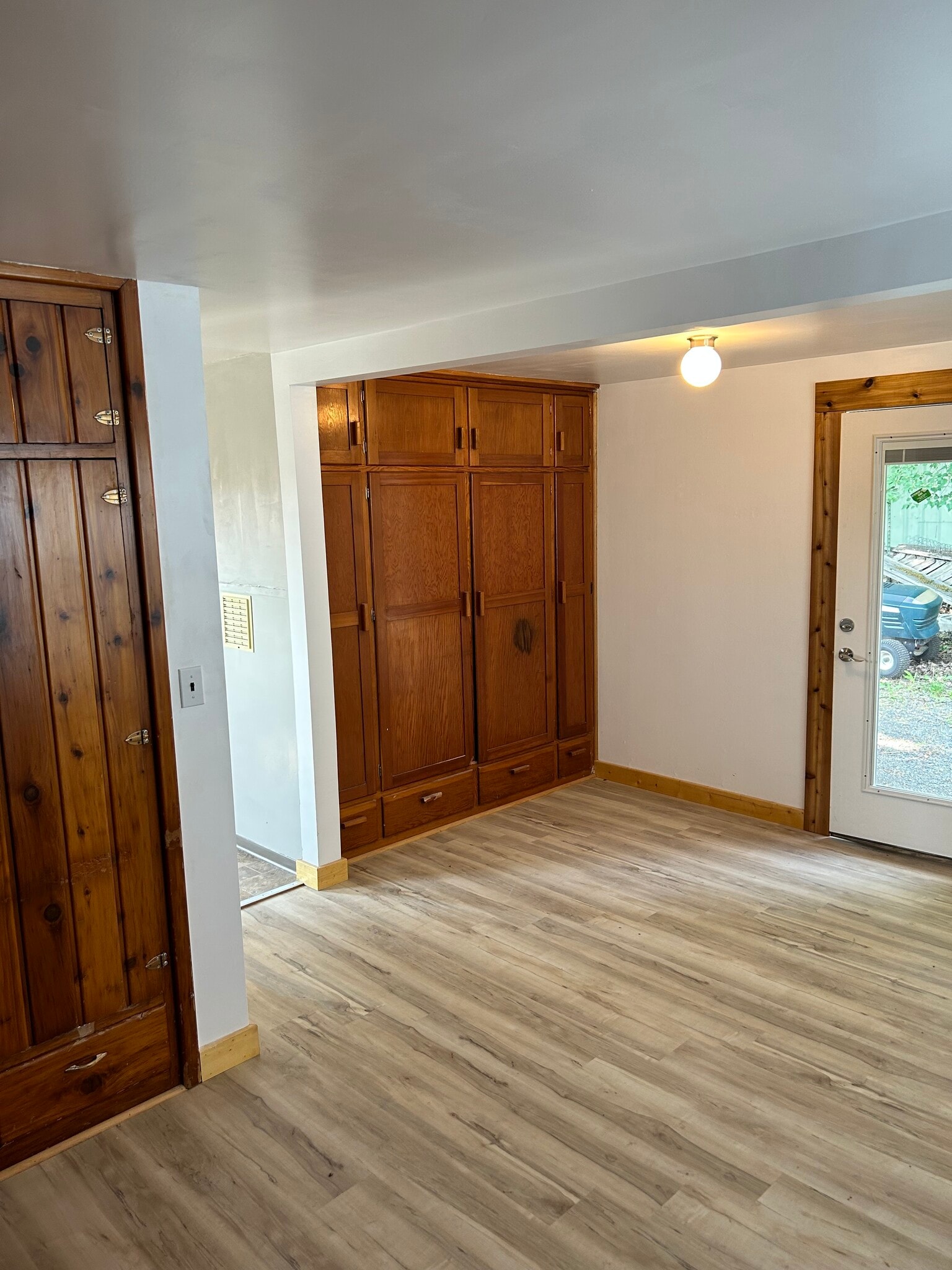 Studio Inteior door off parking - 418 E 1st St