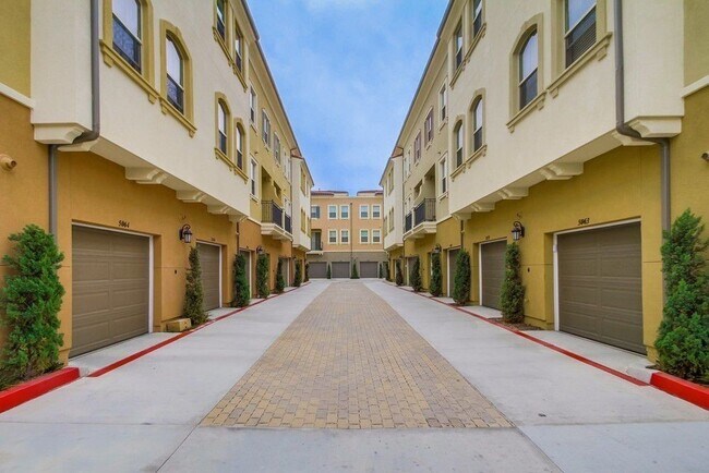 Building Photo - Gorgeous two bedroom home with 2.5 bathroo...