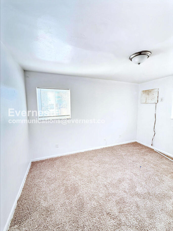 Building Photo - 15601 Schoolcraft Rd