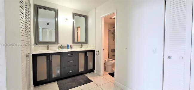 Building Photo - 3731 N Country Club Dr