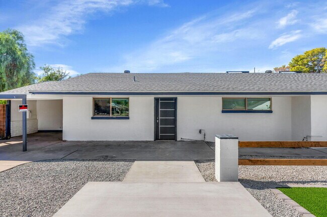 Building Photo - Fully Renovated 2 Bed / 2 Bath in Central ...