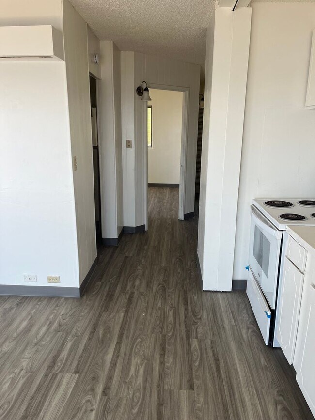 Building Photo - Corner 1 bedroom unit
