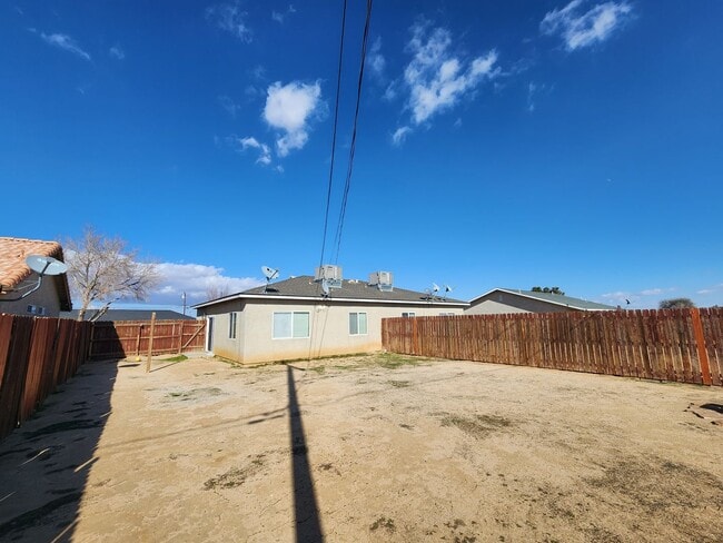 Building Photo - Beautiful 2 bedroom / 1 bathroom unit with...