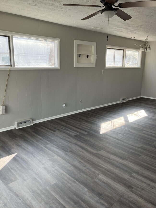 Building Photo - 4820 Bluebird Ave