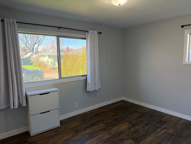 Building Photo - Updated 3 bedroom 1.5 bathroom house in Springfield!