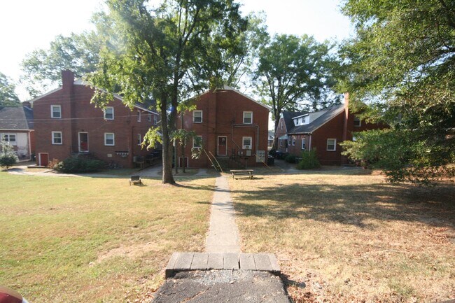 Building Photo - Spacious 2nd Floor Apartment - HUGE Kitchen - Between Duke West and Downtown