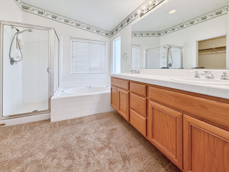 Building Photo - 660 Camino de la Luz