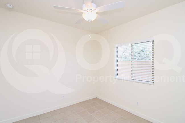 Building Photo - 744 E Diamond Dr