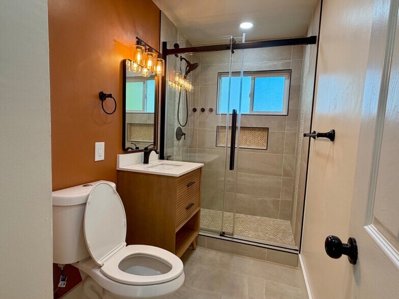 Building Photo - 1304 Louis Dr