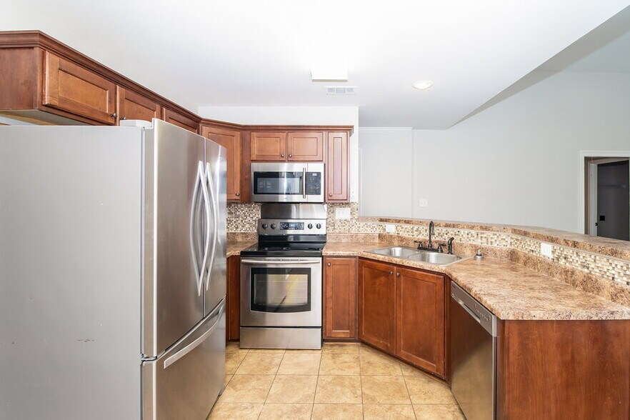 Building Photo - 3080 Magnolia Dr