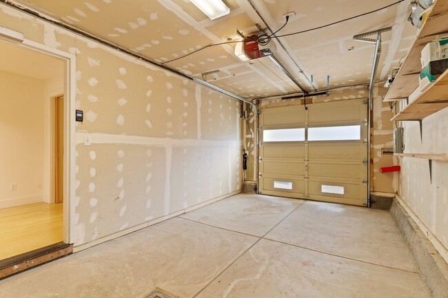 Building Photo - 2 Bed + Bonus Room + Office, 2 Bath Bernal...