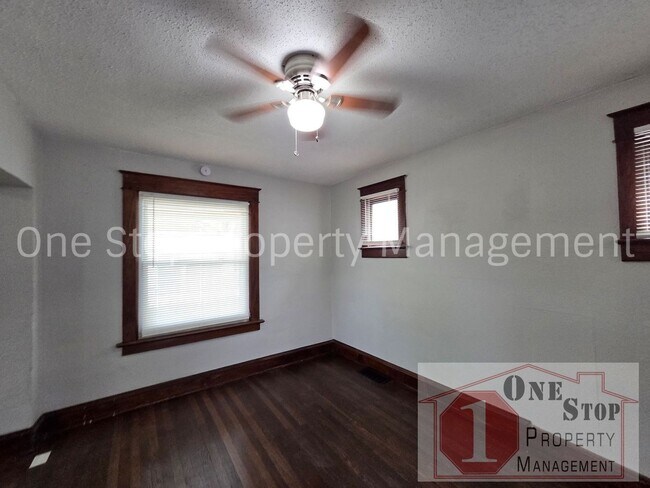 Building Photo - Spacious 3 bedroom/ 2 bathroom in Kansas City!