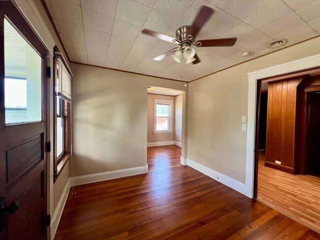 Building Photo - 4 Bedrooms 2 full Bath for rent