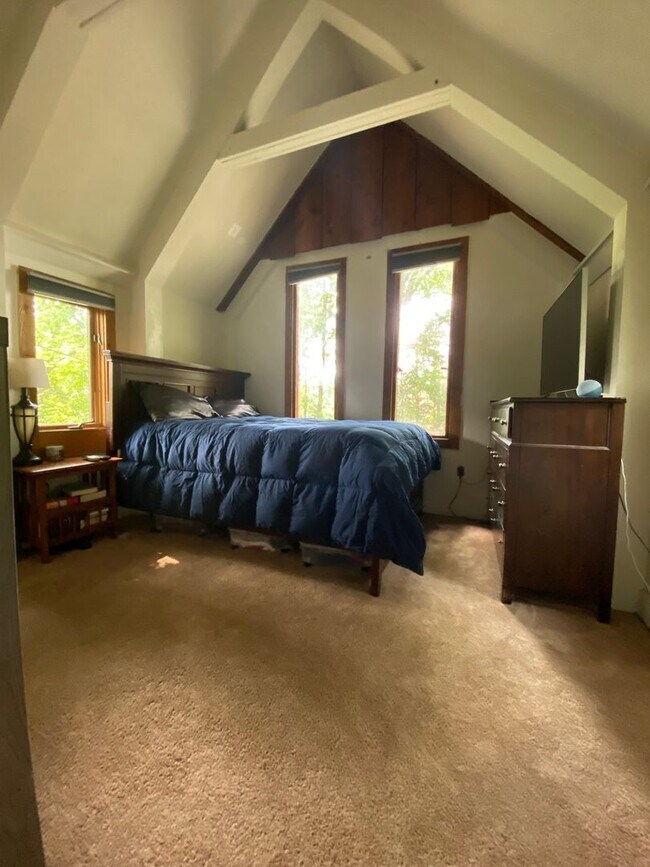 Building Photo - Large Home in Elm Heights - Available July...