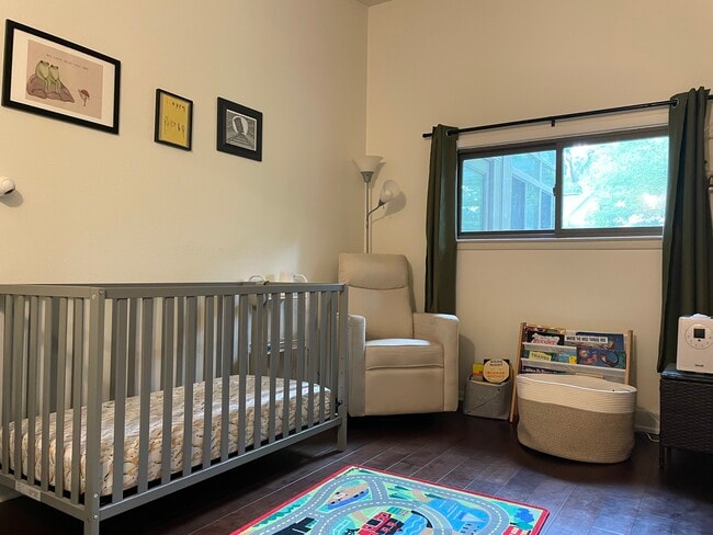 Building Photo - 1721 N High Point Rd