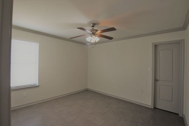 Building Photo - Beautiful 3 Bedroom 2 Bathroom Townhouse i...