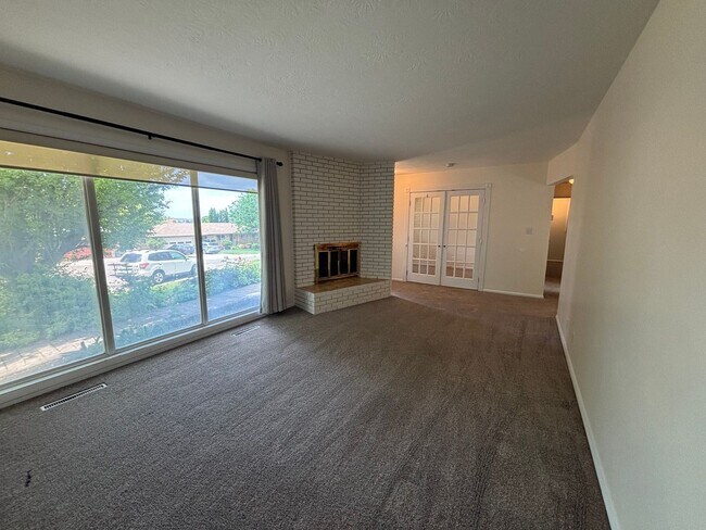 Building Photo - Great University Area Home!