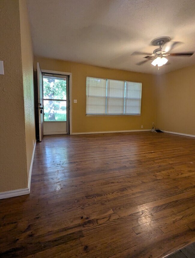 Building Photo - 912 Red Bud Dr