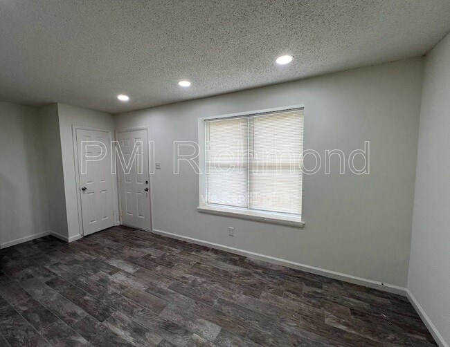 Building Photo - 404 Roxana Rd