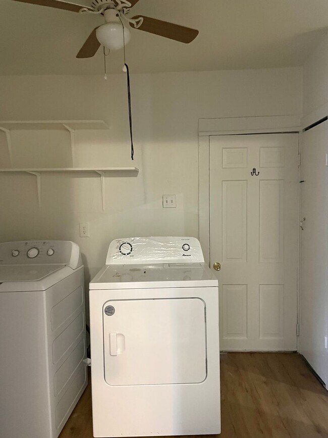 Building Photo - Cedar Crest Home 2 Bed, 1 Bath with Studio...
