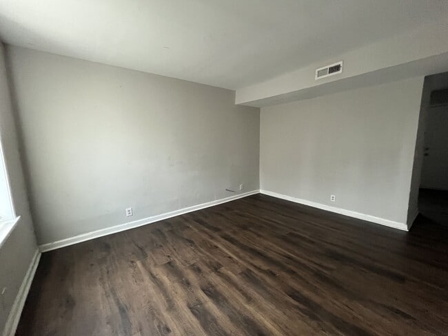 Building Photo - 2 Bedroom Home Minutes from Downtown!