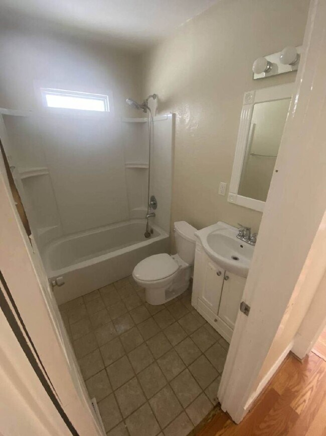 Building Photo - 2 BED 1 BATH