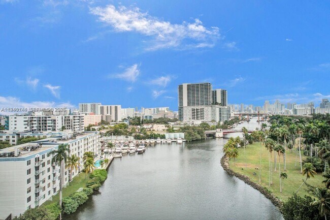 Building Photo - 1740 NW N River Dr