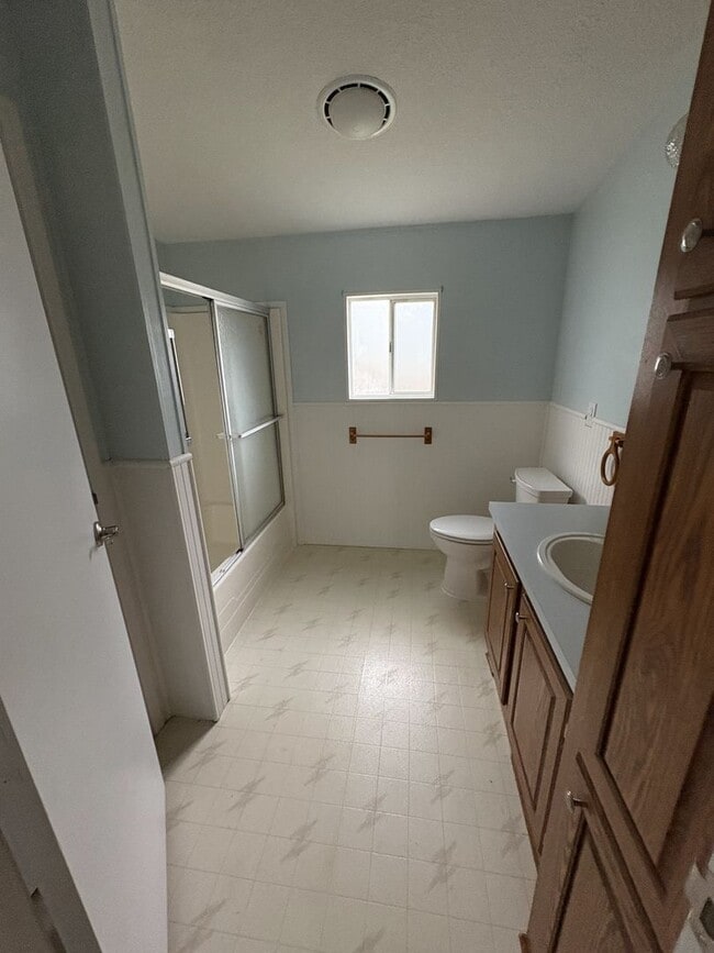 Building Photo - Remodeled Three Bed Two Bath