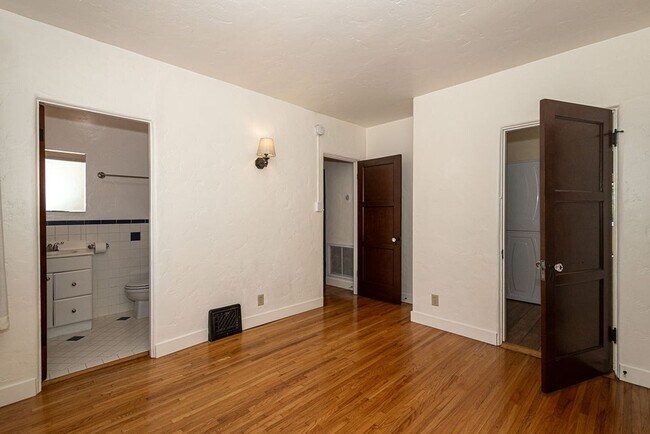 Building Photo - 1221 S Sycamore Ave