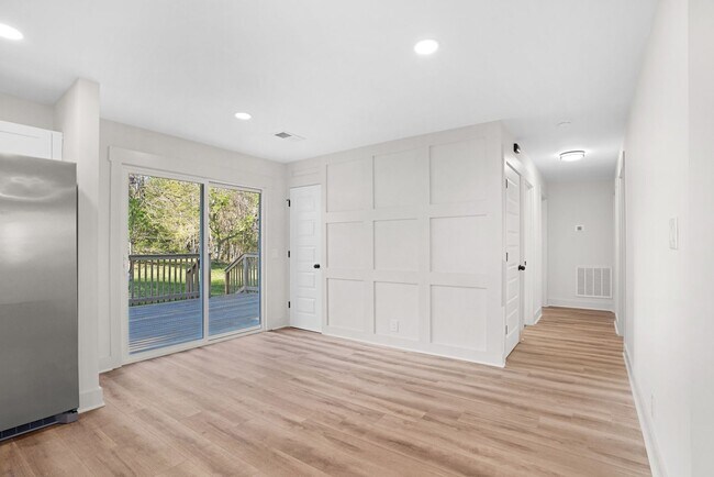 Building Photo - Beautiful Renovated 3 Bedroom Home For Ren...