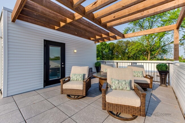 Building Photo - 1304 N Lawndale Ave