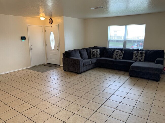 Building Photo - MUST SEE!! 4 Bed | 2.5 Bath | Loft | 2-Car Garage | Covered Patio!