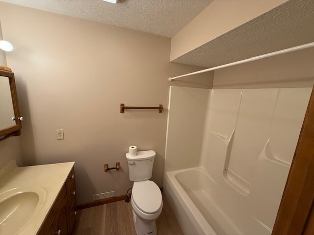 Building Photo - 5267 Center Rd