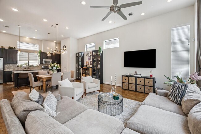 Building Photo - 5729 Larkin St