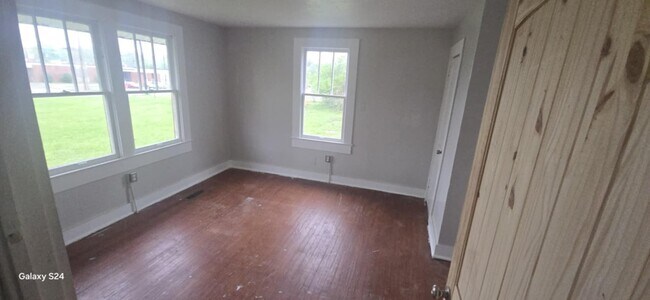 Building Photo - 2111 Sansom Ave