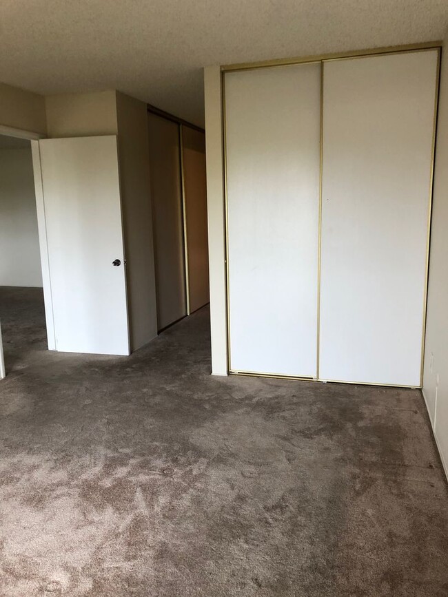 Building Photo - San Carlos 2/2 Upgraded Condo For Lease