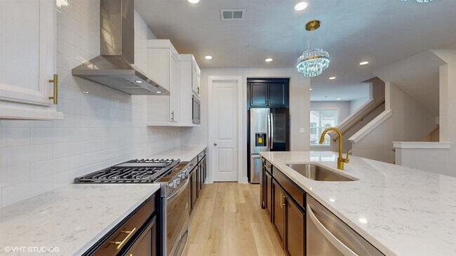 Building Photo - 314 E Lake St