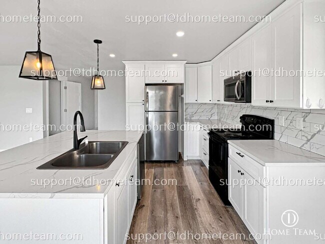 Building Photo - "Charming 4-Bedroom Home with Scenic Views & Finished Basement in Renton!"