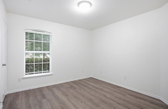 Building Photo - Beautiful 3BD Home on Corner Lot with Fenced Yard & 2-Car Garage in Sonterra